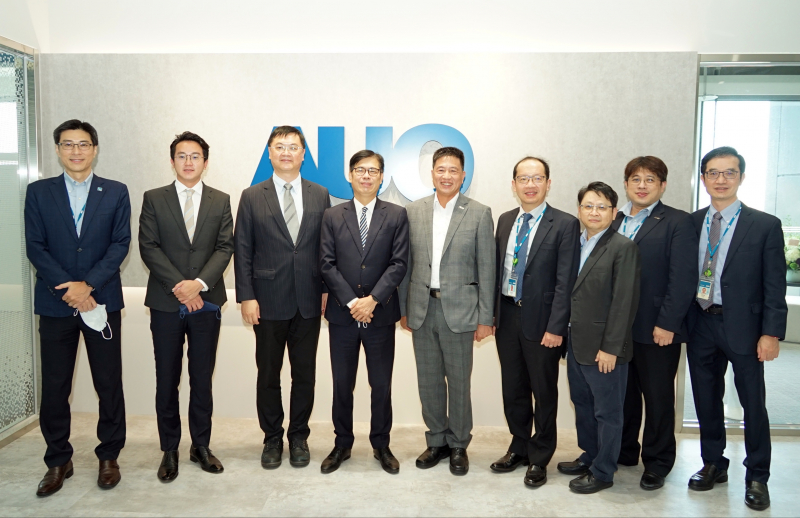 DB真人光電前進亞灣成立「AUO解決方案研發中心」，作為多元場域解決方案研發及試驗場域（圖中左為高雄市長陳其邁、圖中右為DB真人光電董事長彭双浪）