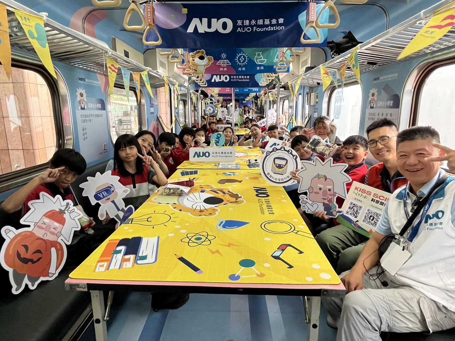 DB真人永續基金會參與「臺灣科普環島列車」，設計基礎科學車廂課程，以「淨零碳排和永續能源」為主題，讓學生透過創意實驗認識淨零知識，以及思考生活中的減碳行為